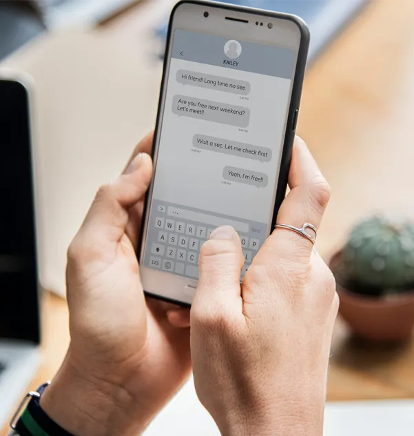 También desde WhatsApp, Slack o Teams También desde WhatsApp, Slack o Teams